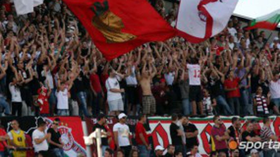 Димитър Пенев даде 20 лева на агитката за хореография за Левски