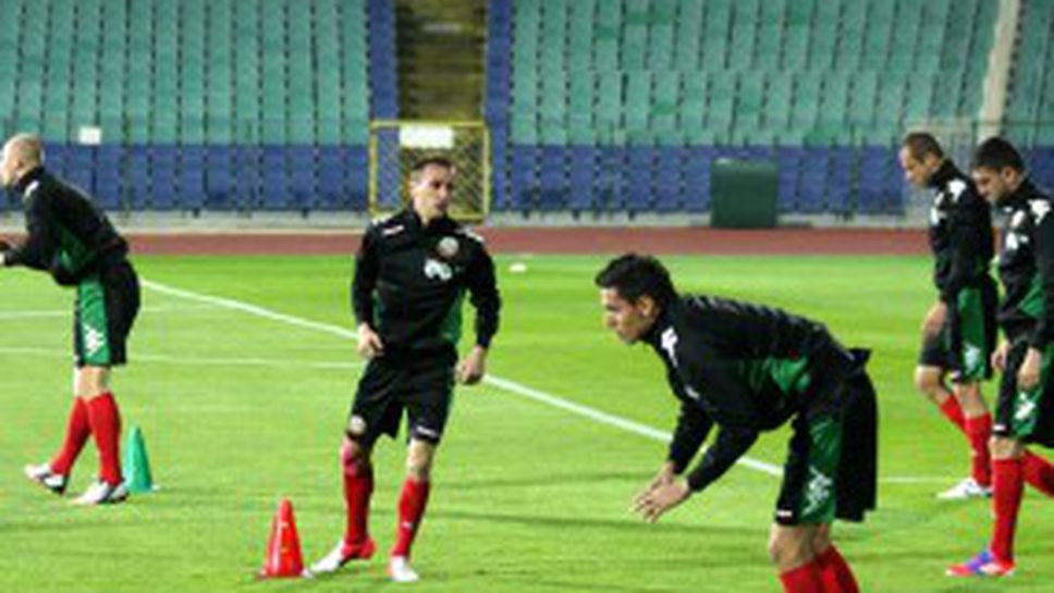 Националите тренират без трима