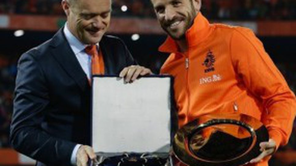 УЕФА награди Ван дер Ваарт за мач номер 100