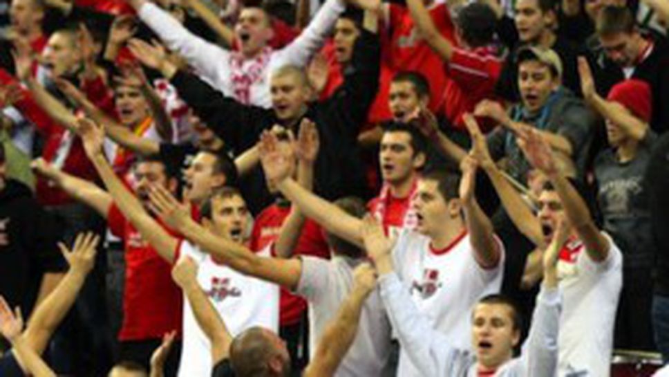 Гръцката наглост няма край! Сълзотворен газ и палки срещу "червените" фенове на границата