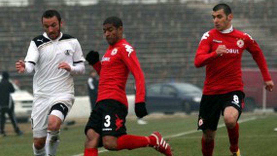 Бранител на ЦСКА се самоотлъчил от лагера, грози го глоба и продажба