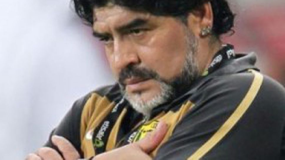 Оперират Марадона тази вечер