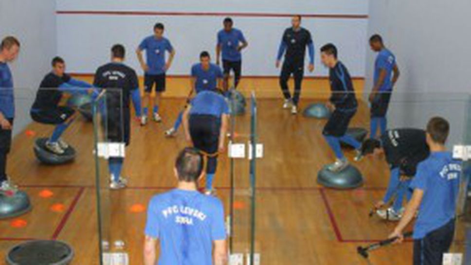 Левски тренира в скуош зала преди първия си мач (ВИДЕО + СНИМКИ)