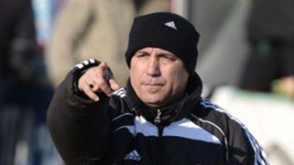 Ето как феновете на ЦСКА посрещнаха Христо Стоичков (видео)