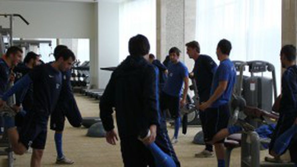 Левски тренира на закрито заради порой (видео+снимки)