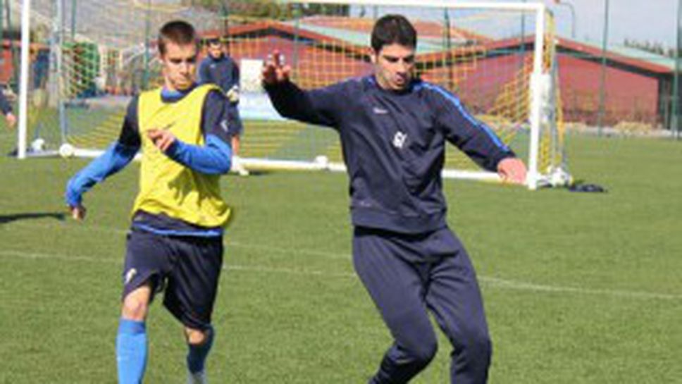 Гонзо пак тренира със "сините", младок заби 4 гола