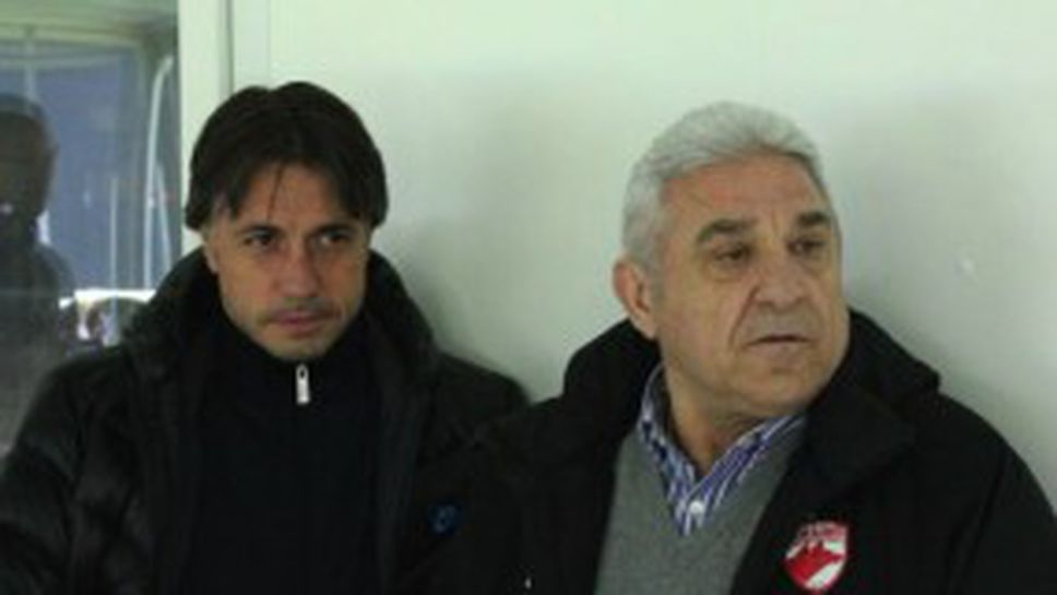 Тонев си бъбри на 4 очи с мениджъра на Зику, Муту и Киву