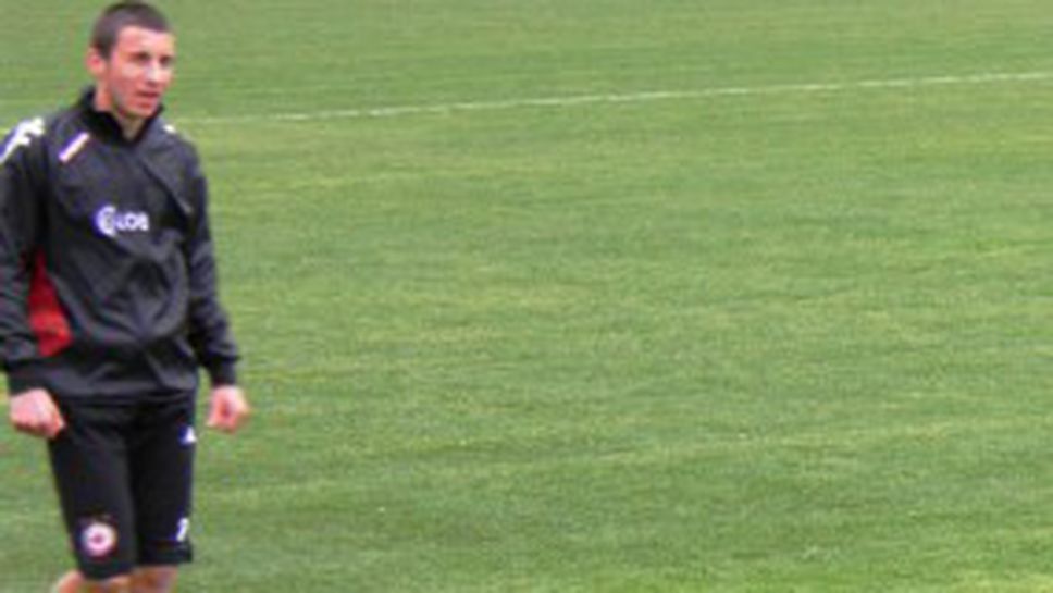 Дуци наказва "червен" младок след глупав шут (видео)