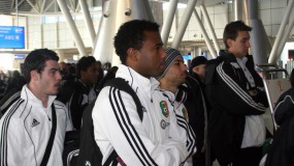 Литекс виси шести час на летище "София"