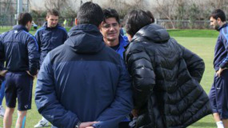 Костов, Гонзо и Тонев на разговор с играчите