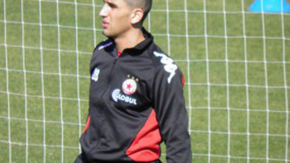 Хадад впечатли Дуци и Пената, остава с договор