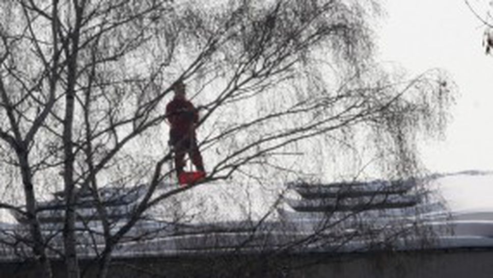 ЦСКА за пример на "А" група - нае алпинисти да чистят козирката над сектор "А" (снимки)