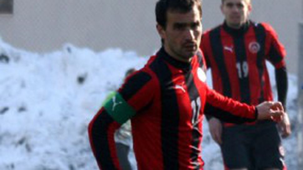 Полицията спря бой между фен на Левски и капитана на Локо (Сф) (видео)