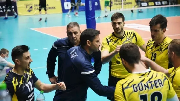 Атанас Петров е старши треньорът който изведе националния отбор по