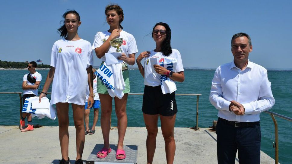 16-годишната Александра Вачкова спечели плувния маратон от остров Света Анастасия до Бургас