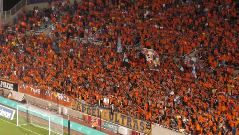 Бурна радост сред феновете на Апоел след втория гол на Йоргос Ефрем
