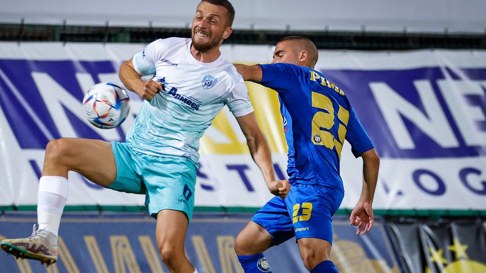 Халф на Крумовград е със счупена китка