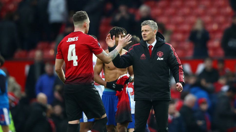 Солскяер защити Фил Джоунс: Той се бори храбро и дава всичко за клуба