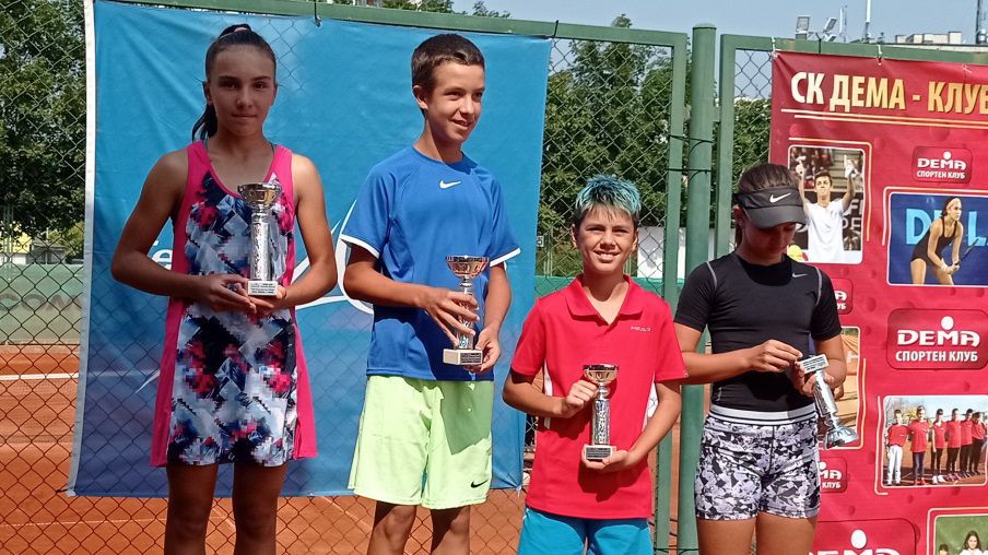 Шиков и Глушкова триумфираха с титлите на турнира до 12 години от Тенис Европа