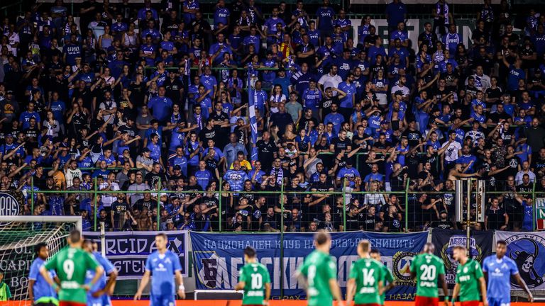 Сините фенове са напълнили гостуващия сектор на стадион Христо Ботев