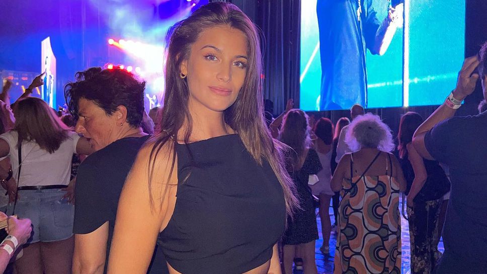 Мис Испания се гушка с футболист на Трабзонспор