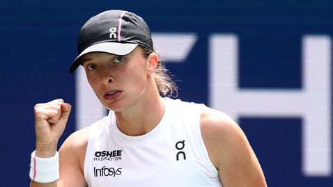 Швьонтек се нуждаеше от три сета, но продължава напред