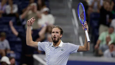 Треснаха 42 500 долара глоба на Медведев