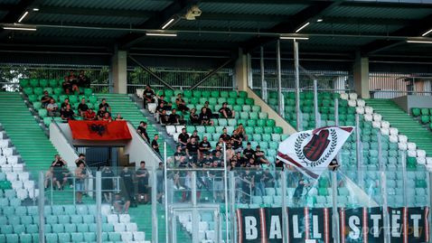 Изненада: феновете на Шкендия опънаха знамето на Албания, а не на Северна Македония в Разград