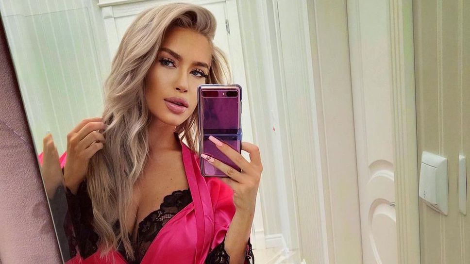 Оскъден бански едва прикри прелестите на Тита