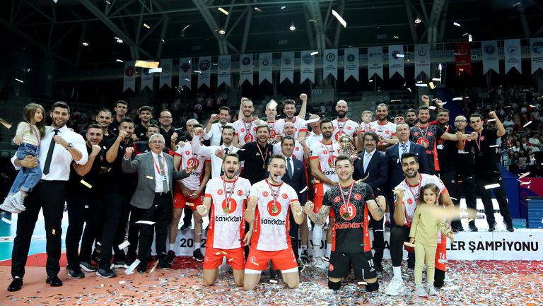 Волейболният национал Мартин Атанасов и неговият Зираатбанк Анкара спечелиха Суперкупата
