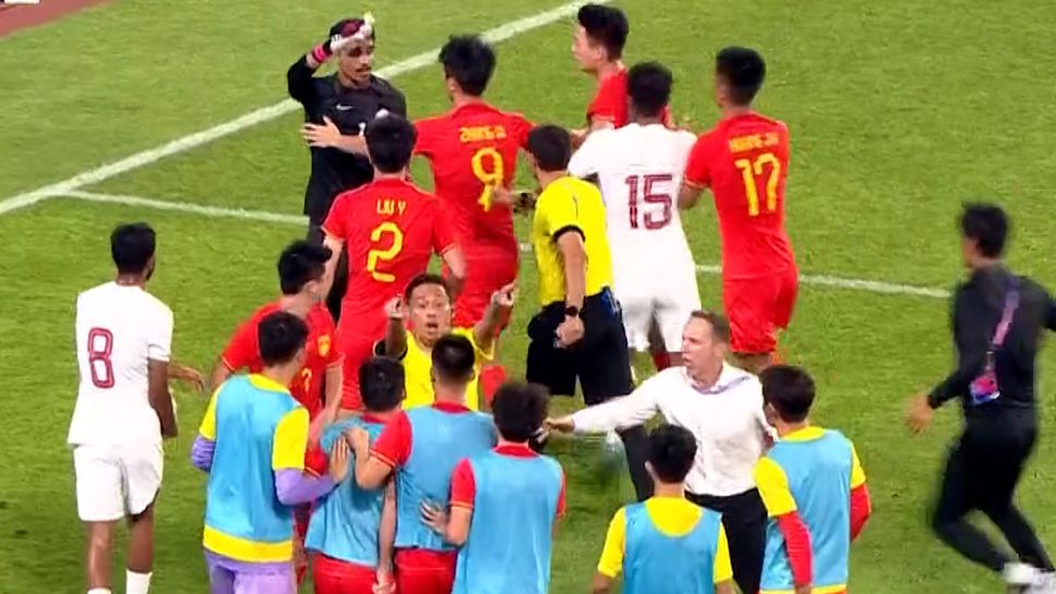 Китай изхвърли Катар от Азиатските игри, двата тима си спретнаха меле на терена