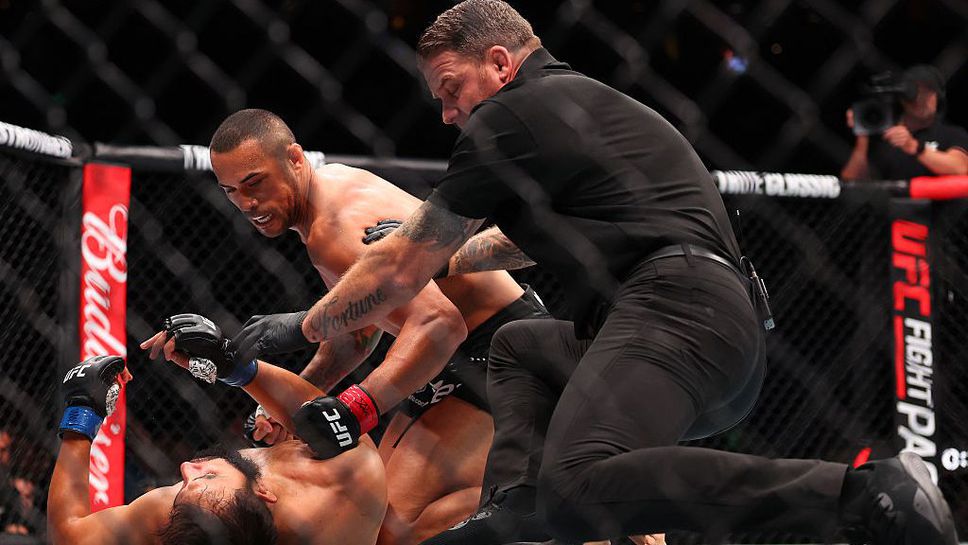 Карлос Улберг нокаутира Доминик Рейес в първия рунд