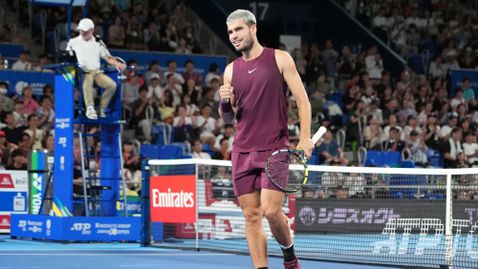 Първите двама в схемата Карлос Алкарас и Тейлър Фриц достигнаха до полуфиналите в Токио