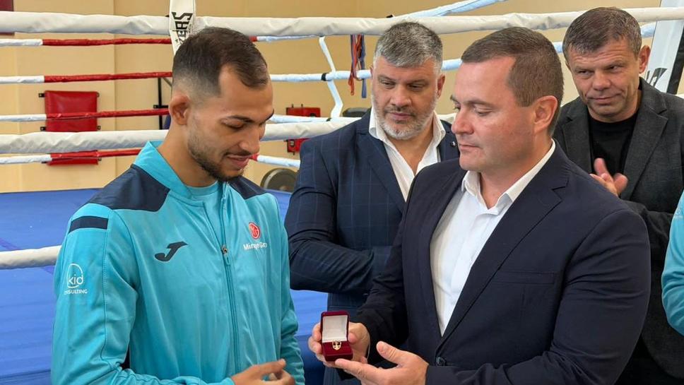 Русе посрещна европейския шампион по бокс Радослав Росенов