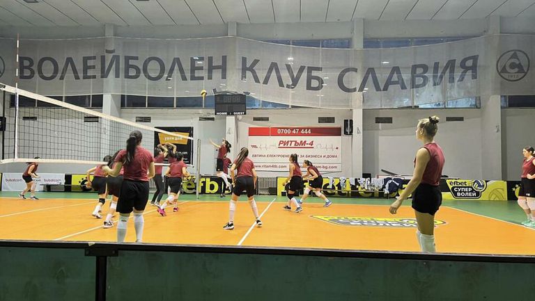 Волейболният отбор на Казанлък започна с победа участието си в