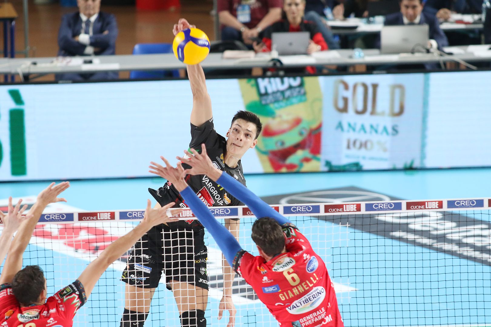 Алекс Николов с 14 точки за Лубе в дербито на Италия срещу Перуджа 🏐