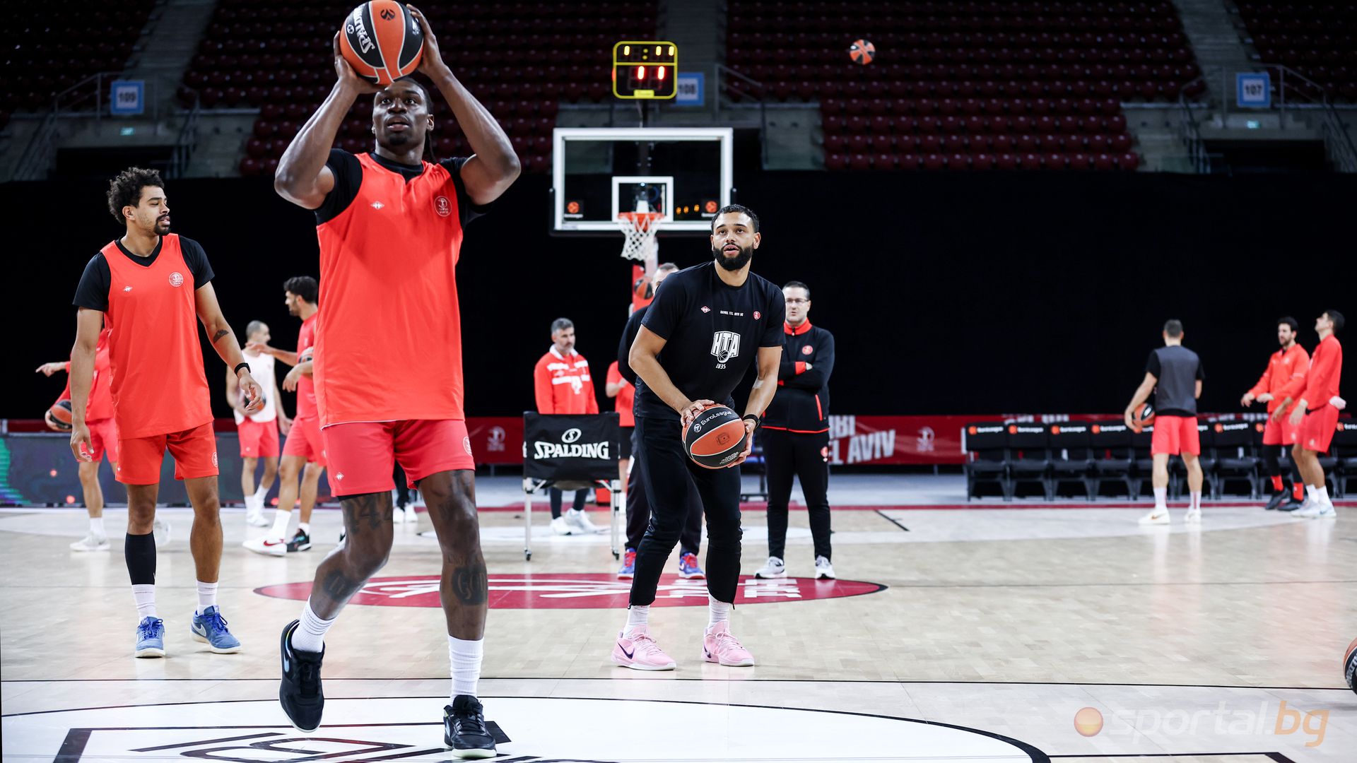 Тренировка на Апоел Тел Авив преди мача с Партизан