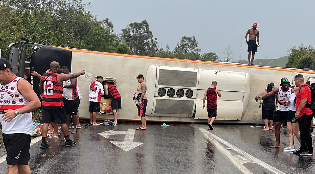 Автобус с фенове на Фламенго се преобърна преди полуфинала с Расинг