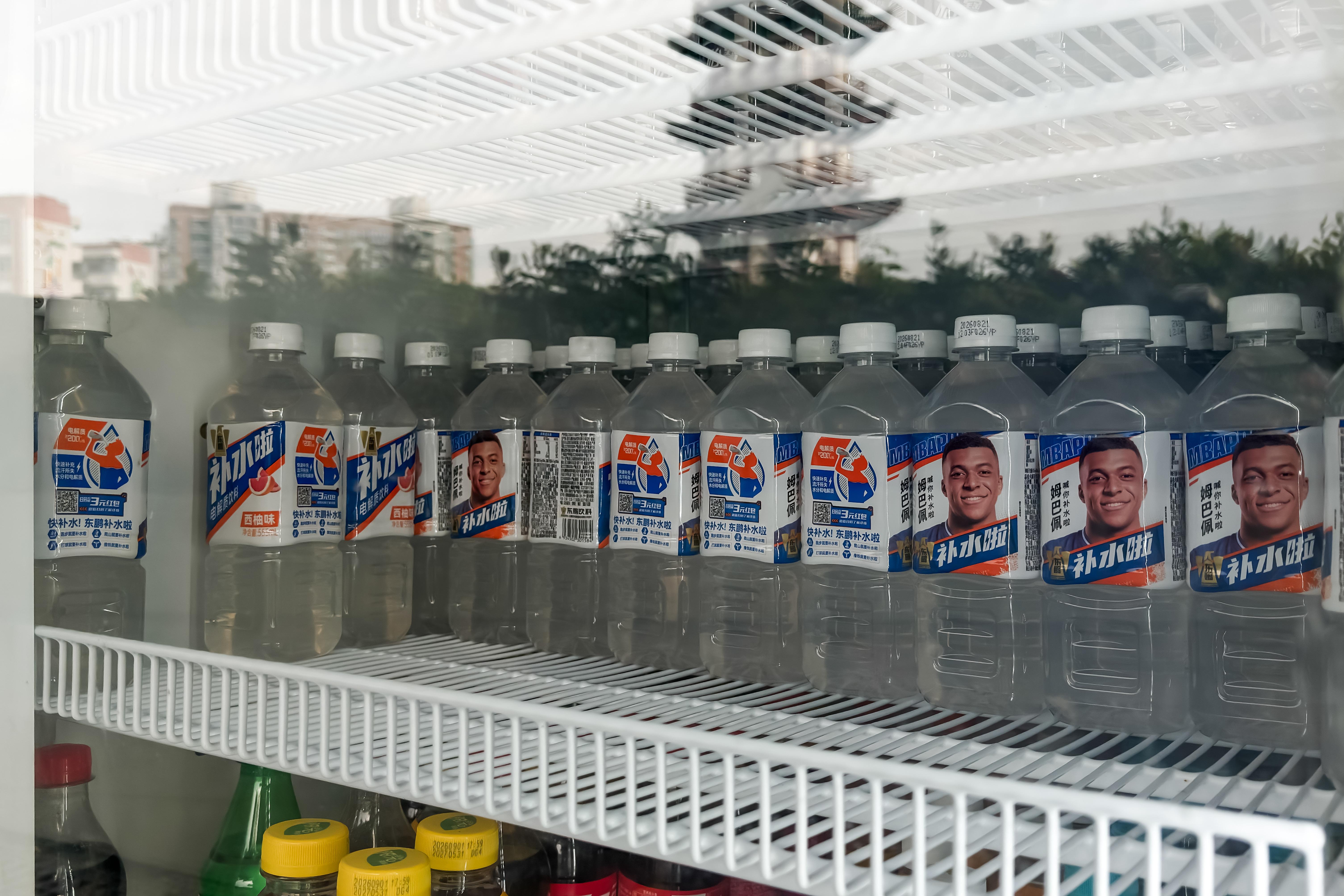 В Китай започнаха да горят фланелки на Мбапе