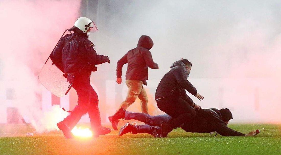 Гневни фенове прекъснаха дербито на Солун