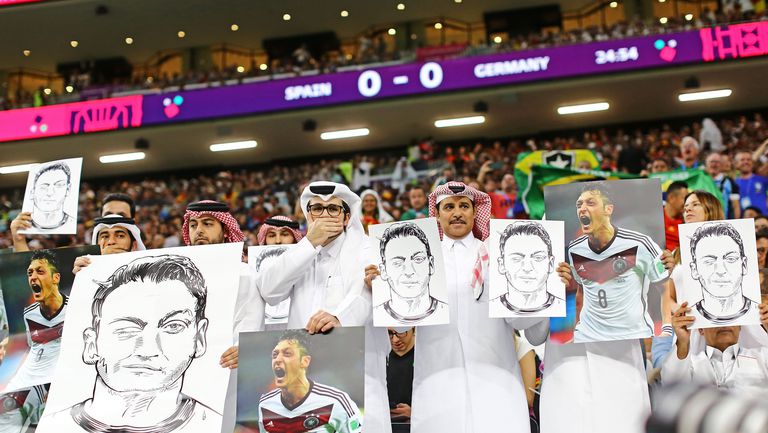 Привърженици на футбола в Катар издигнаха десетки снимки и портрети