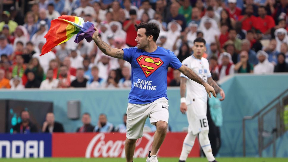 Фенът, който нахлу на терена по време на мача между Португалия и Уругвай, бе освободен
