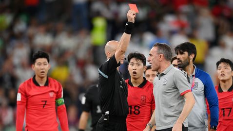  Селекционерът на Южна Корея побесня против рефера след края на мача 