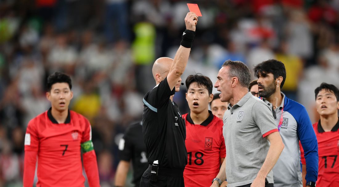 Селекционерът на Южна Корея побесня срещу рефера след края на мача