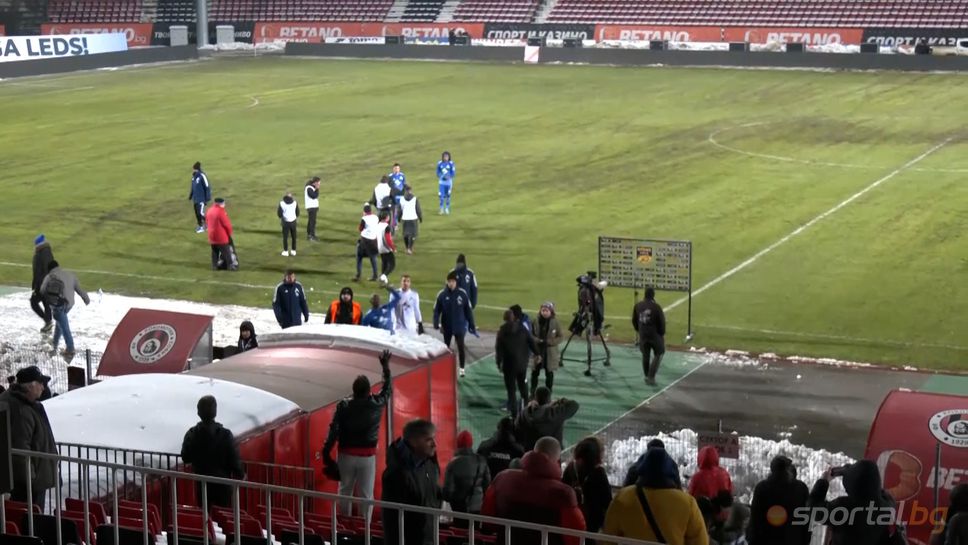 Ругатни и топки по "сините" след края на мача Локо Сф - Левски