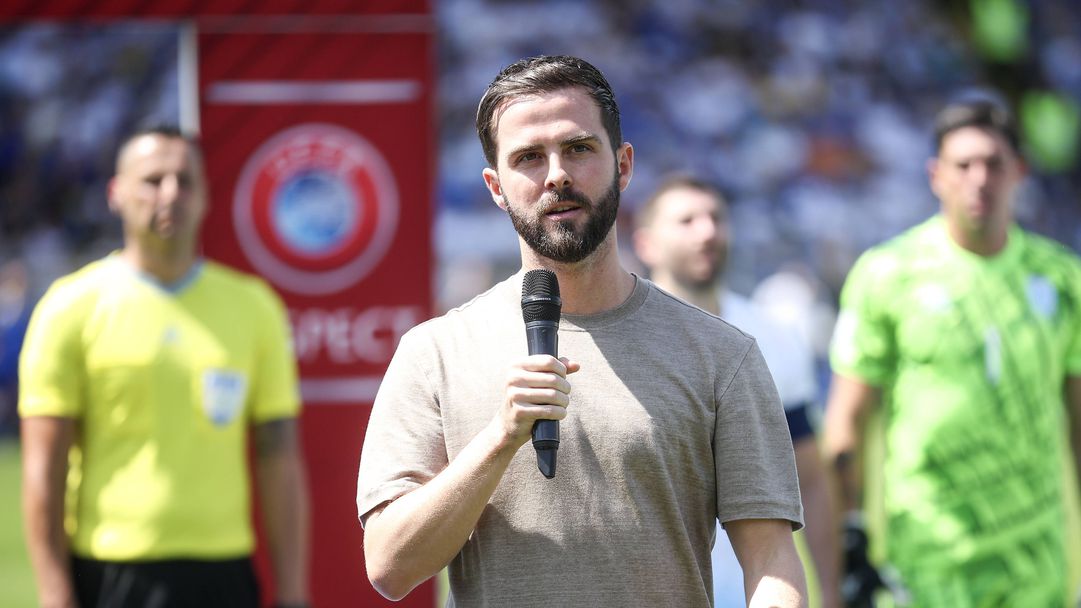 Миралем Пянич приключва с кариерата си, но остава във футбола