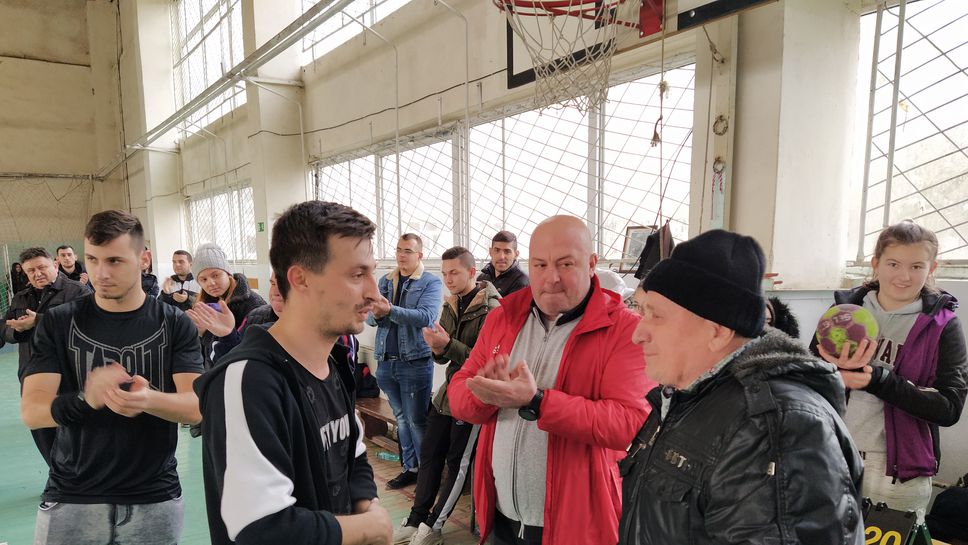 Възпоменателен турнир по хандбал събра състезатели на различна възраст в Опака