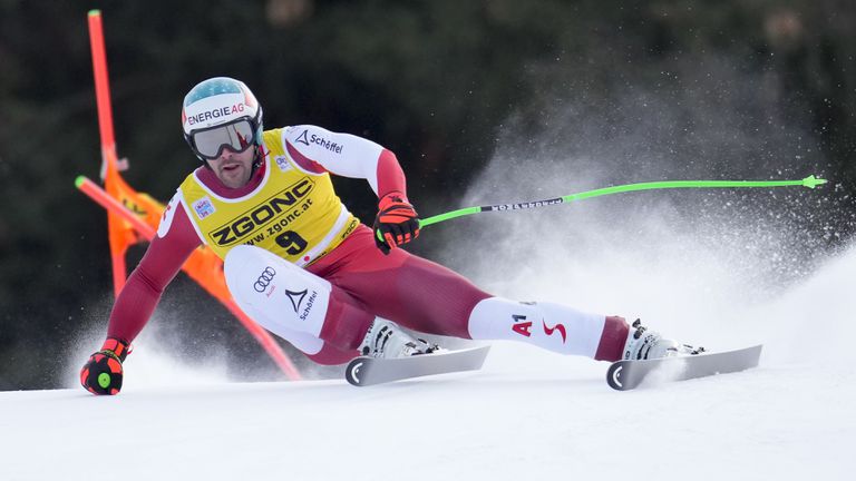 Световният шампион в спускането от 2021 година Винсент Крихмайр спечели