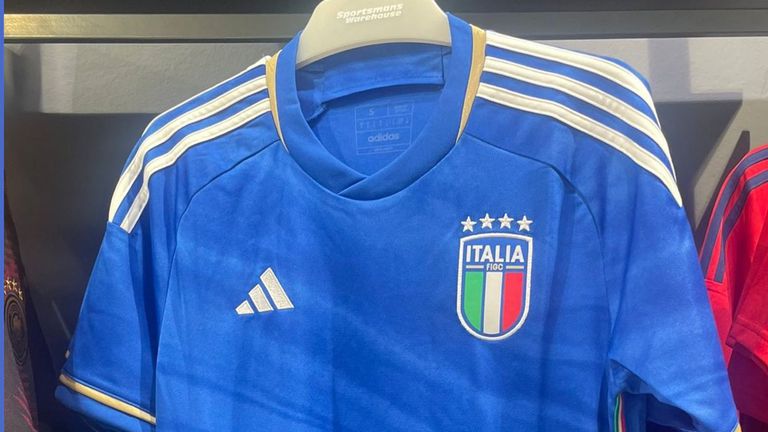 Популярният сайт за футболни екипи Footy Headlines  разкри как най вероятно