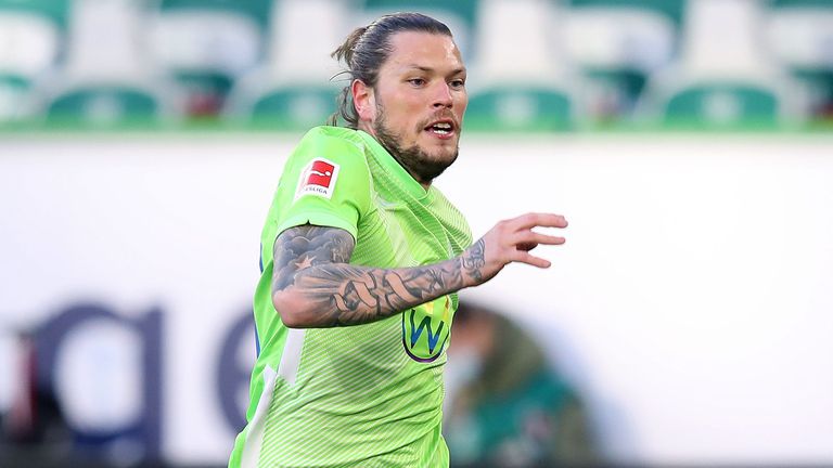  Волфсбург освободи нападател и продължи контракта на аварийния вратар 